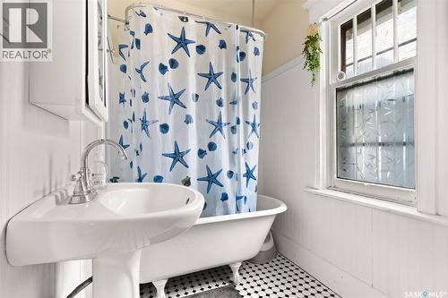 1954 Garnet Street, Regina, SK - Indoor Photo Showing Bathroom