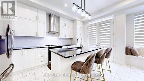 67 Marlene Johnston Drive, East Gwillimbury, ON - Indoor Photo Showing Kitchen With Upgraded Kitchen