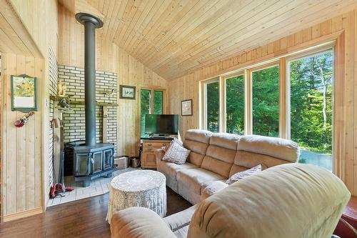 Salon - 16 Ch. Des Oliviers, Sainte-Anne-Des-Lacs, QC - Indoor Photo Showing Living Room