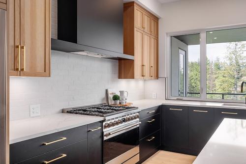 10274 Beacon Hill Drive, Lake Country, BC - Indoor Photo Showing Kitchen With Upgraded Kitchen