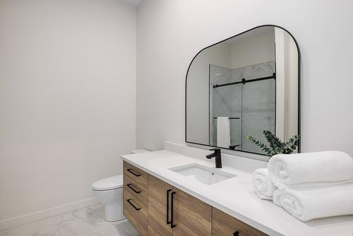 10274 Beacon Hill Drive, Lake Country, BC - Indoor Photo Showing Bathroom