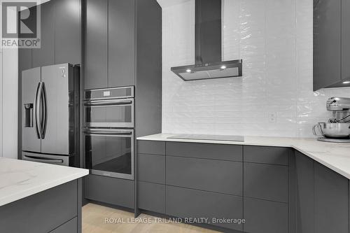 62 Crestview Drive, Middlesex Centre (Kilworth), ON - Indoor Photo Showing Kitchen With Upgraded Kitchen