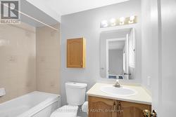 3rd floor 4-pc main bathroom - 