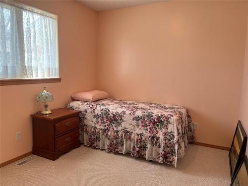 484 Queen Street E, Virden, MB - Indoor Photo Showing Bedroom