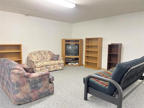 484 Queen Street E, Virden, MB - Indoor