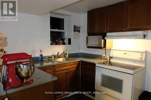 527 Front Street, Quinte West (Trenton Ward), ON - Indoor Photo Showing Kitchen With Double Sink