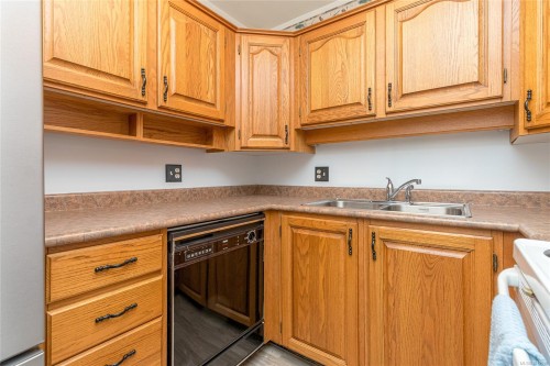 402-435 Festubert St, Duncan, BC - Indoor Photo Showing Kitchen With Double Sink