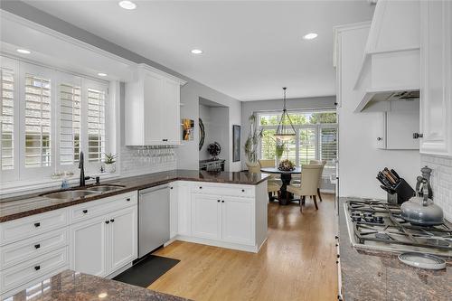 14-3800 Gallaghers Pinnacle Way, Kelowna, BC - Indoor Photo Showing Kitchen With Double Sink