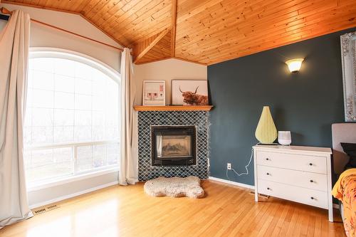 384 19 Road, Oliver, BC - Indoor Photo Showing Living Room With Fireplace