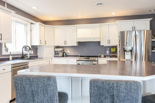 384 19 Road, Oliver, BC - Indoor Photo Showing Kitchen With Upgraded Kitchen