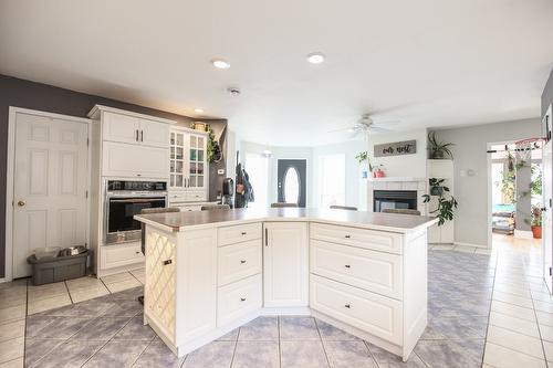 384 19 Road, Oliver, BC - Indoor Photo Showing Kitchen