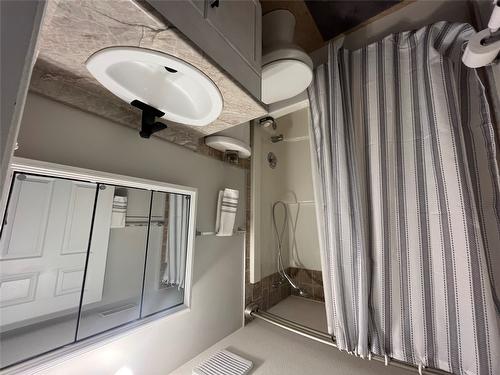 5-2401 12Th Street, Cranbrook, BC - Indoor Photo Showing Bathroom