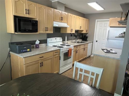 5-2401 12Th Street, Cranbrook, BC - Indoor Photo Showing Kitchen With Double Sink