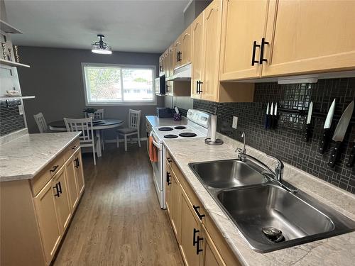 5-2401 12Th Street, Cranbrook, BC - Indoor Photo Showing Kitchen With Double Sink
