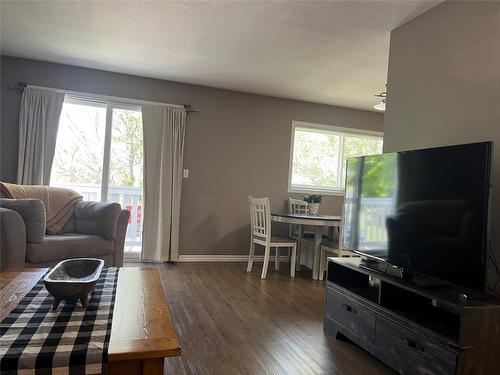 5-2401 12Th Street, Cranbrook, BC - Indoor Photo Showing Living Room