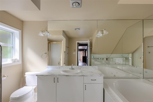 4955 Cordova Bay Rd, Saanich, BC 