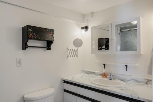 4955 Cordova Bay Rd, Saanich, BC 