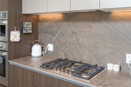 915-2000 Hannington Rd, Langford, BC - Indoor Photo Showing Kitchen