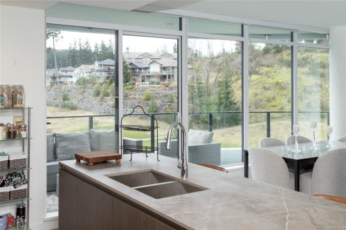 915-2000 Hannington Rd, Langford, BC - Indoor