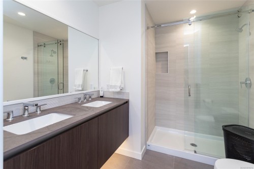 915-2000 Hannington Rd, Langford, BC - Indoor Photo Showing Bathroom