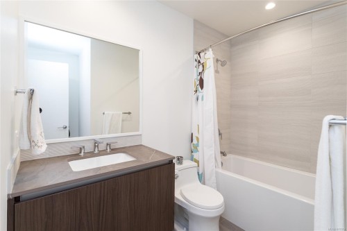 915-2000 Hannington Rd, Langford, BC - Indoor Photo Showing Bathroom