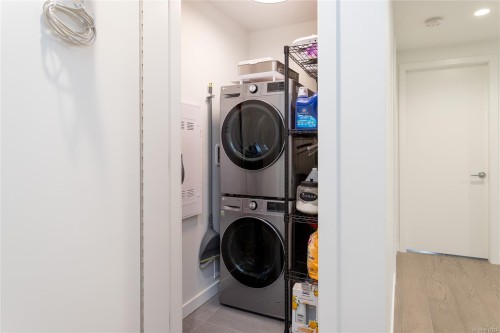 915-2000 Hannington Rd, Langford, BC - Indoor Photo Showing Laundry Room
