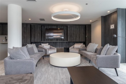 915-2000 Hannington Rd, Langford, BC - Indoor Photo Showing Living Room