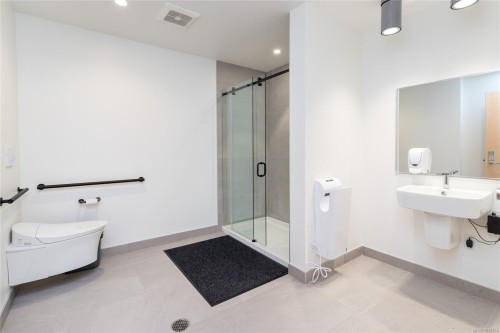 915-2000 Hannington Rd, Langford, BC - Indoor Photo Showing Bathroom