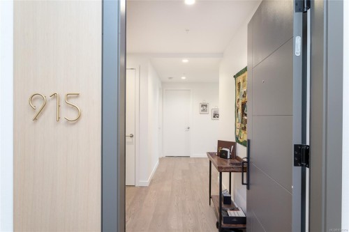 915-2000 Hannington Rd, Langford, BC - Indoor