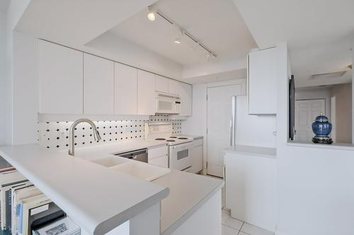 1103-1160 Sunset Drive, Kelowna, BC - Indoor Photo Showing Kitchen With Double Sink