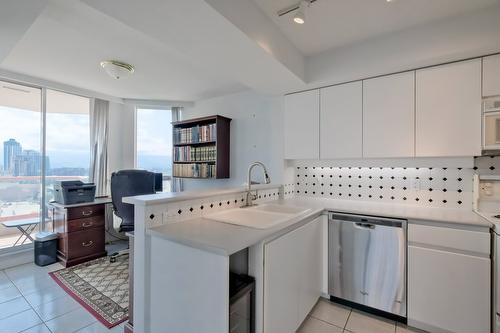 1103-1160 Sunset Drive, Kelowna, BC - Indoor Photo Showing Kitchen