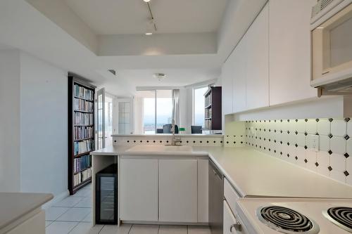 1103-1160 Sunset Drive, Kelowna, BC - Indoor Photo Showing Kitchen