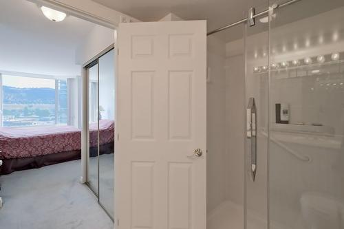 1103-1160 Sunset Drive, Kelowna, BC - Indoor Photo Showing Bathroom