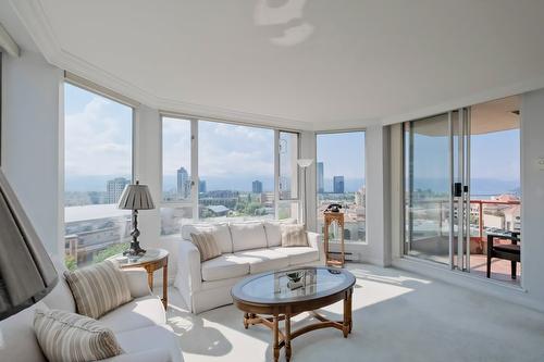 1103-1160 Sunset Drive, Kelowna, BC - Indoor Photo Showing Living Room