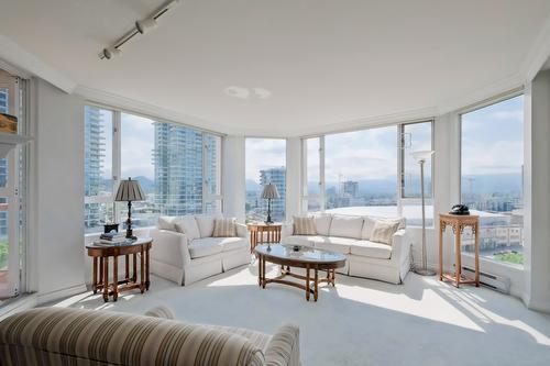 1103-1160 Sunset Drive, Kelowna, BC - Indoor Photo Showing Living Room