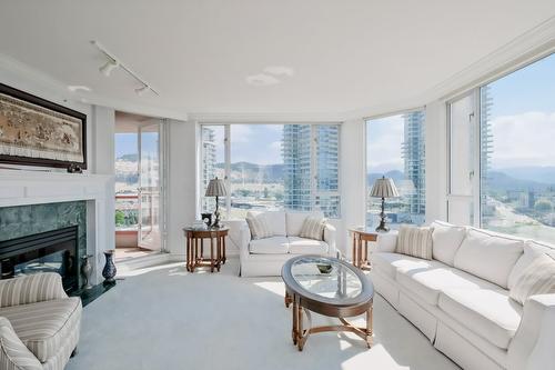 1103-1160 Sunset Drive, Kelowna, BC - Indoor Photo Showing Living Room With Fireplace