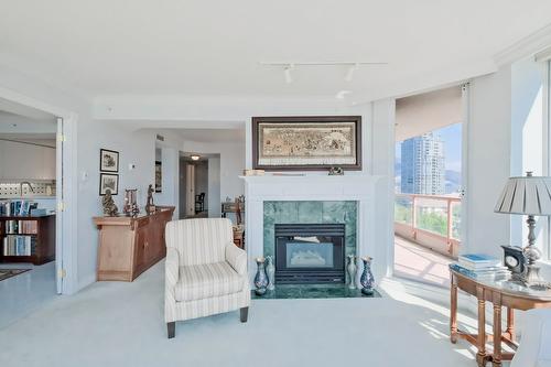 1103-1160 Sunset Drive, Kelowna, BC - Indoor Photo Showing Living Room With Fireplace