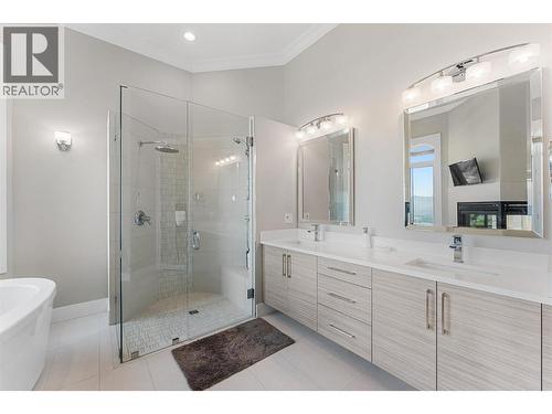 994 Skeena Drive, Kelowna, BC - Indoor Photo Showing Bathroom
