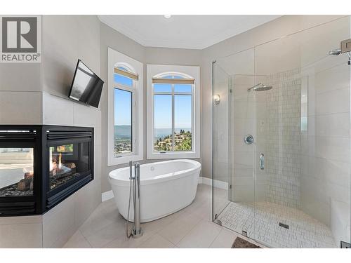 994 Skeena Drive, Kelowna, BC - Indoor Photo Showing Bathroom