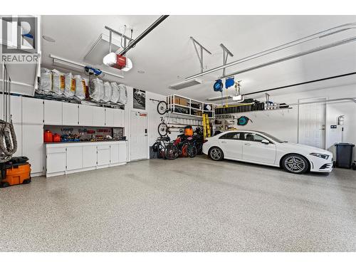 994 Skeena Drive, Kelowna, BC - Indoor Photo Showing Garage