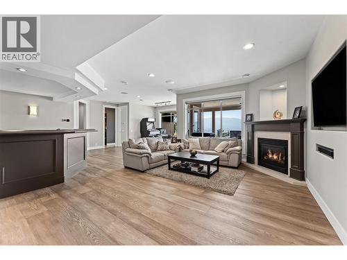 994 Skeena Drive, Kelowna, BC - Indoor Photo Showing Living Room With Fireplace