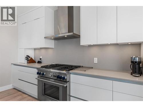 994 Skeena Drive, Kelowna, BC - Indoor Photo Showing Kitchen