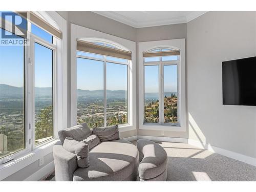 994 Skeena Drive, Kelowna, BC - Indoor Photo Showing Living Room