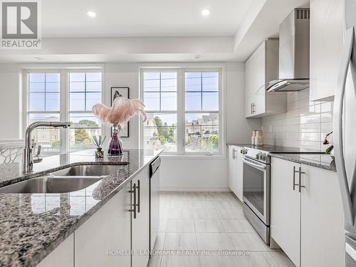 10606 Bathurst Street, Vaughan, ON - Indoor Photo Showing Kitchen With Double Sink With Upgraded Kitchen