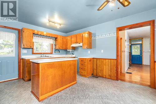 eat-in itchen - 228 10 Concession, Brockton, ON - Indoor Photo Showing Kitchen With Double Sink