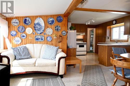 5036 Long Point Road E, Prince Edward County (South Marysburg Ward), ON - Indoor Photo Showing Living Room