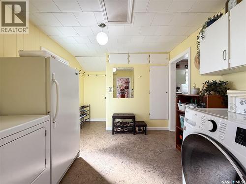 114 1St Street W, Frontier, SK - Indoor Photo Showing Laundry Room