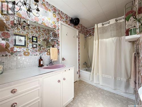 114 1St Street W, Frontier, SK - Indoor Photo Showing Bathroom