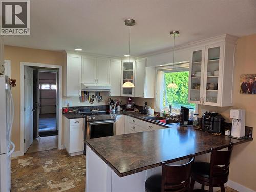 515 Vanderlinde Drive, Keremeos, BC - Indoor Photo Showing Kitchen With Double Sink