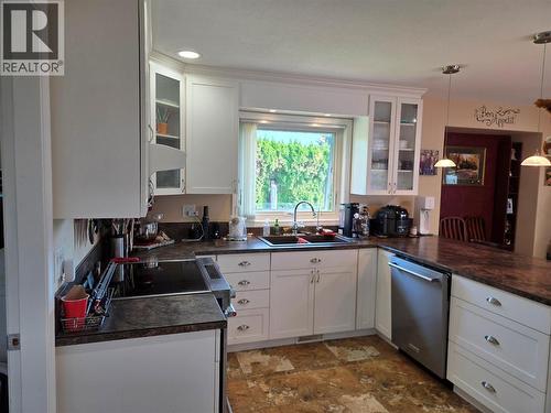 515 Vanderlinde Drive, Keremeos, BC - Indoor Photo Showing Kitchen With Double Sink